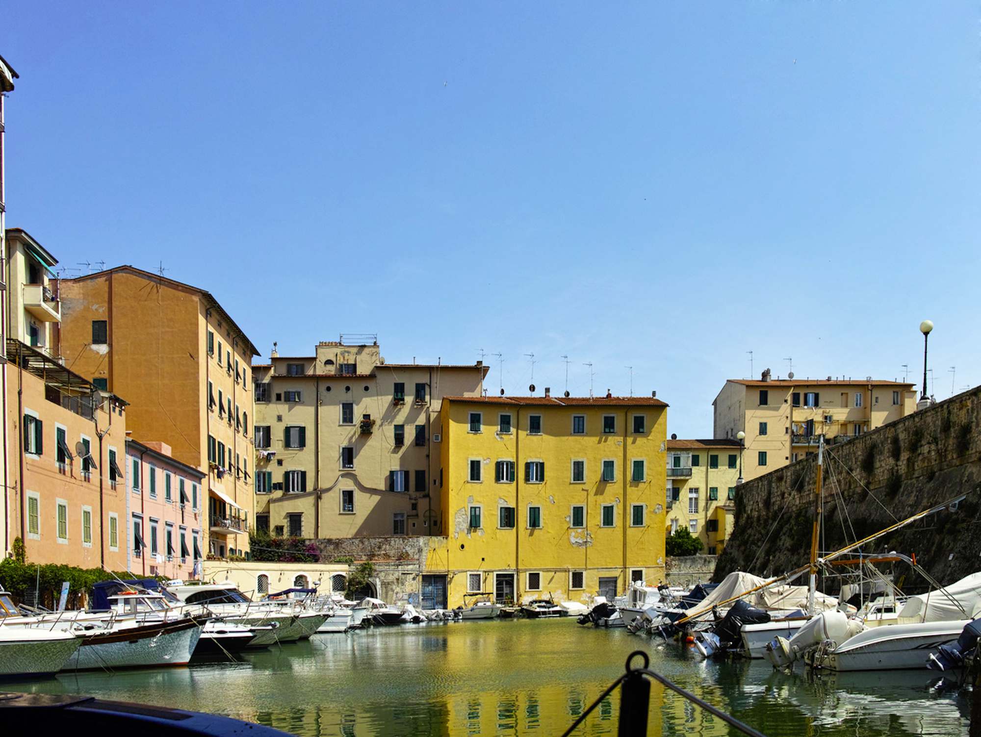 Thành phố mang tiếng 'dị biệt' vùng Tuscany, e ấp ẩn mình giữa Florence và Pisa danh tiếng - Ảnh 4.