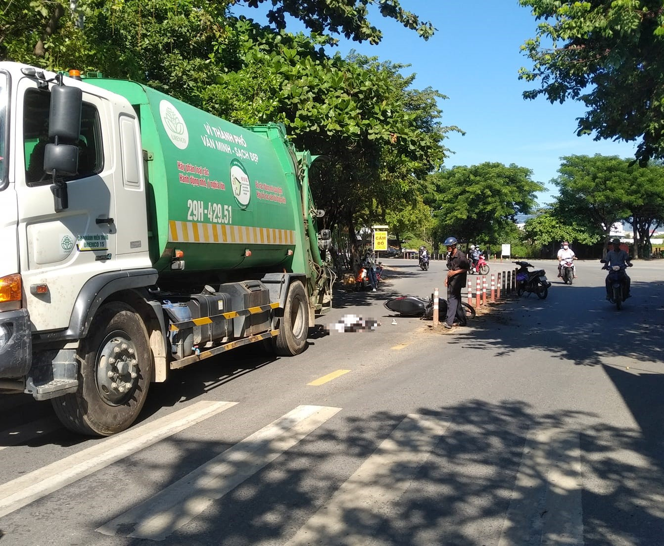 Nữ sinh lớp 12 tử vong thương t&acirc;m sau va chạm với xe chở r&aacute;c - Ảnh 1.