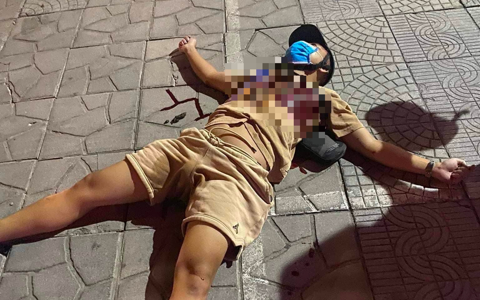 Hé lộ nguyên nhân vụ nam thanh niên bị đâm tử vong trên phố Láng Hạ, bạn gái bị bắt lên taxi