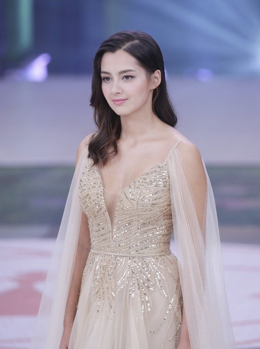 Hoa hậu đẹp nhất Hồng Kông xếp hàng chờ việc, phải bán hàng online