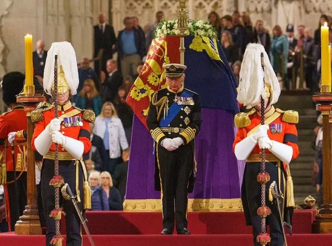 Vua Charles và các em đứng canh gác quanh linh cữu Nữ hoàng Anh - Ảnh 1.