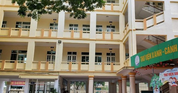 Nam sinh lớp 5 rơi từ tầng 4 trường học xuống đất - Ảnh 1.