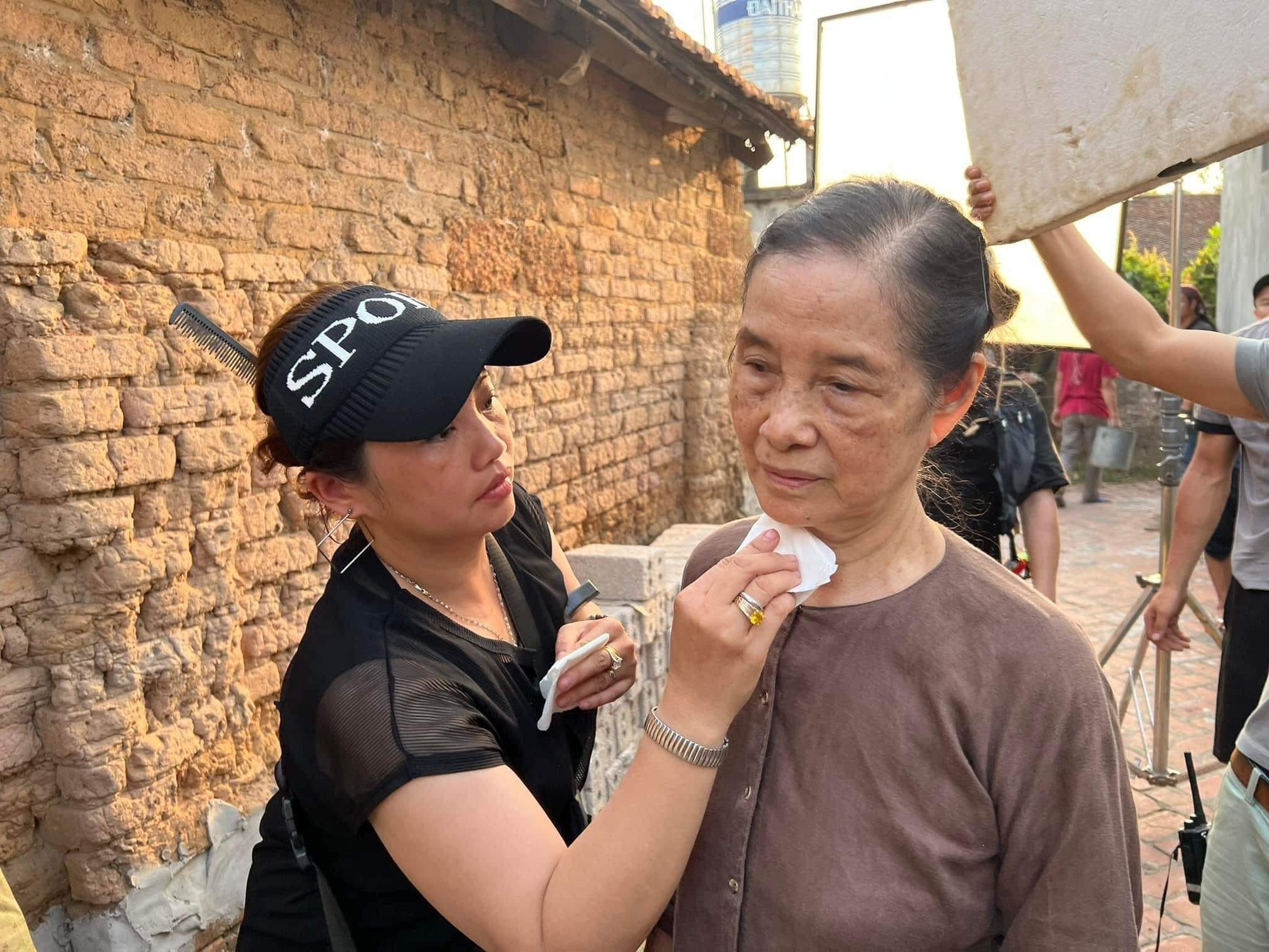 Tuổi xế chiều của người mẹ n&ocirc;ng d&acirc;n khắc khổ nhất m&agrave;n ảnh Việt - Ảnh 5.