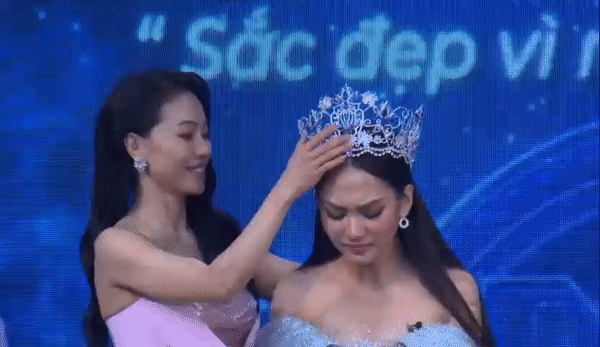 Vừa đấu giá được 3 tỷ đồng, Hoa hậu Mai Phương bỗng nhận lại vương miện - Ảnh 2.