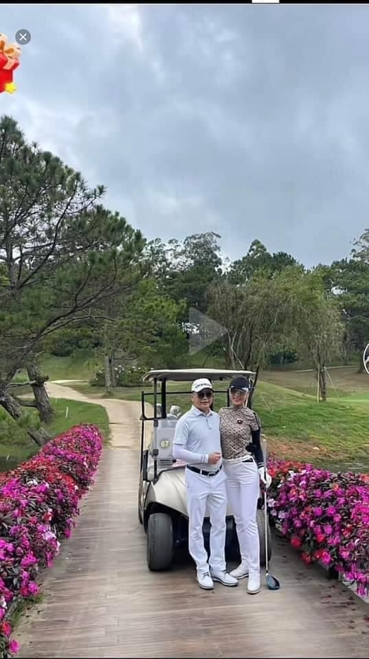 Shark Bình vui vẻ đi đánh golf cùng Phương Oanh, vợ liền cao tay đăng clip con gái khuyên 'đi bước nữa' - Ảnh 1.