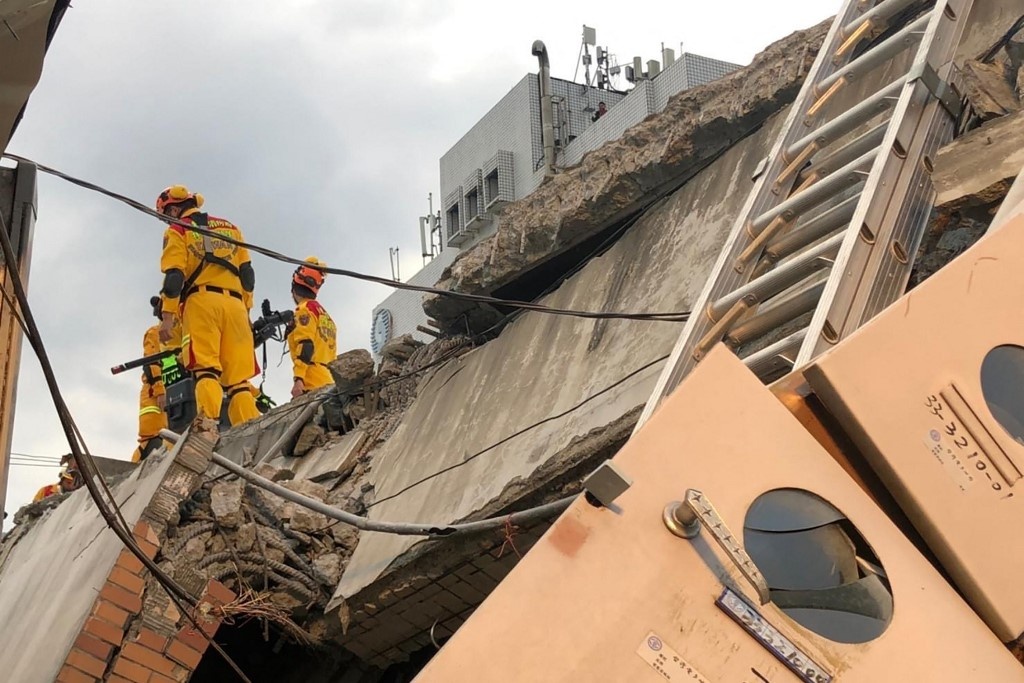 Nhà sập, tàu trật bánh trong trận động đất dữ dội ở Đài Loan - Ảnh 6.