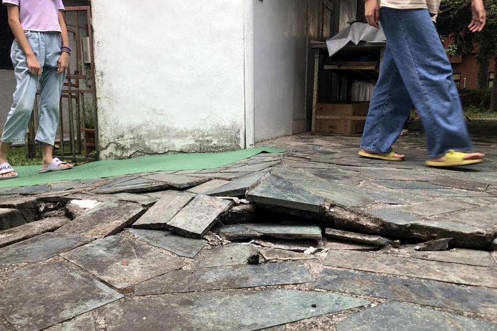 Nhà sập, tàu trật bánh trong trận động đất dữ dội ở Đài Loan - Ảnh 5.