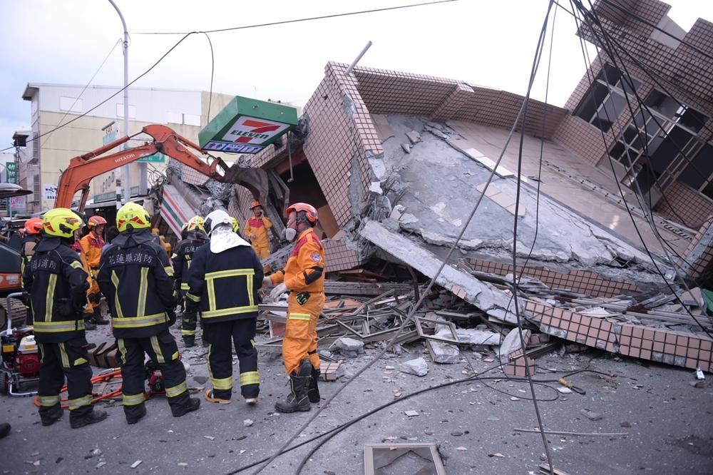 Nhà sập, tàu trật bánh trong trận động đất dữ dội ở Đài Loan - Ảnh 1.