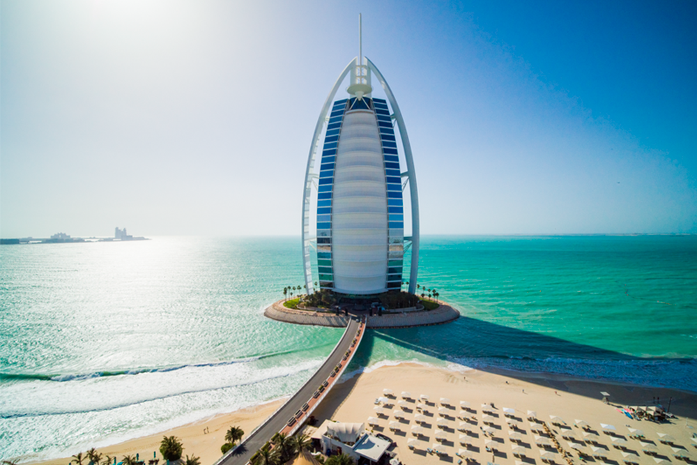 Có gì bên trong 'khách sạn 7 sao duy nhất trên thế giới' xa hoa bậc nhất Dubai? - Ảnh 1.