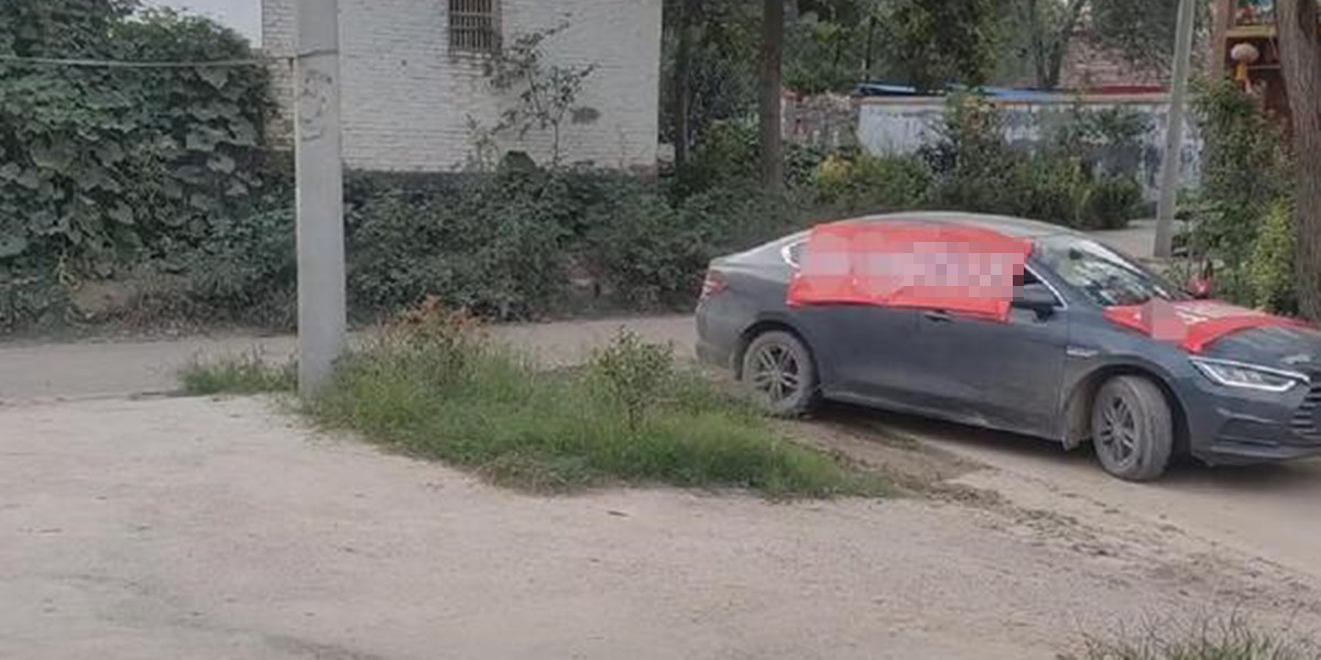 Anh chàng treo băng rôn, phát loa đòi nhà bạn gái cũ 400 triệu đồng - Ảnh 1.