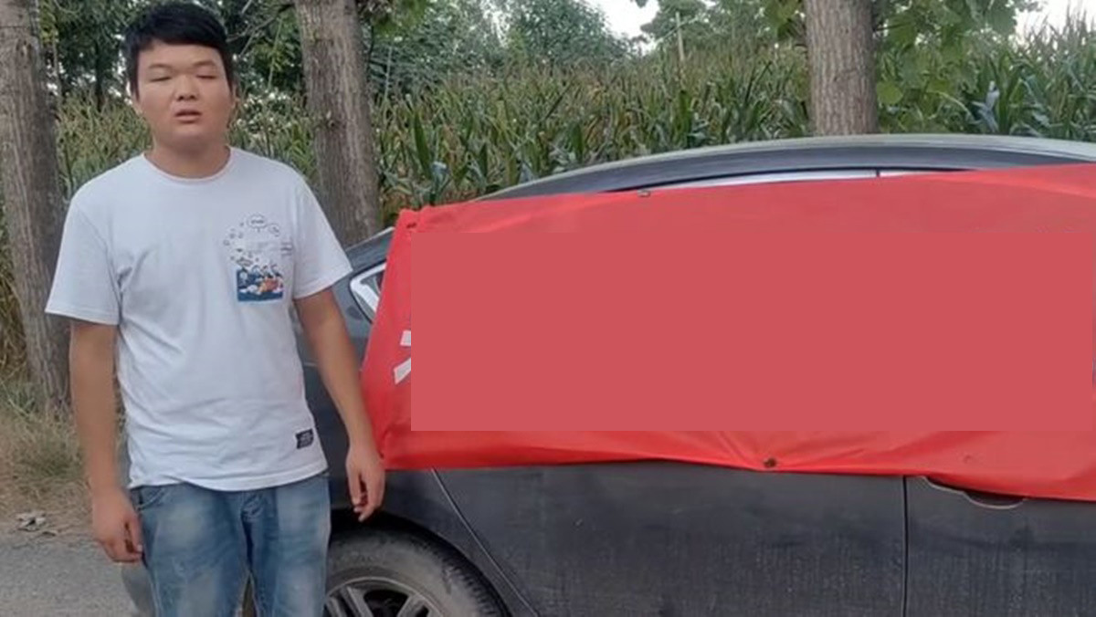 Anh chàng treo băng rôn, phát loa đòi nhà bạn gái cũ 400 triệu đồng - Ảnh 2.