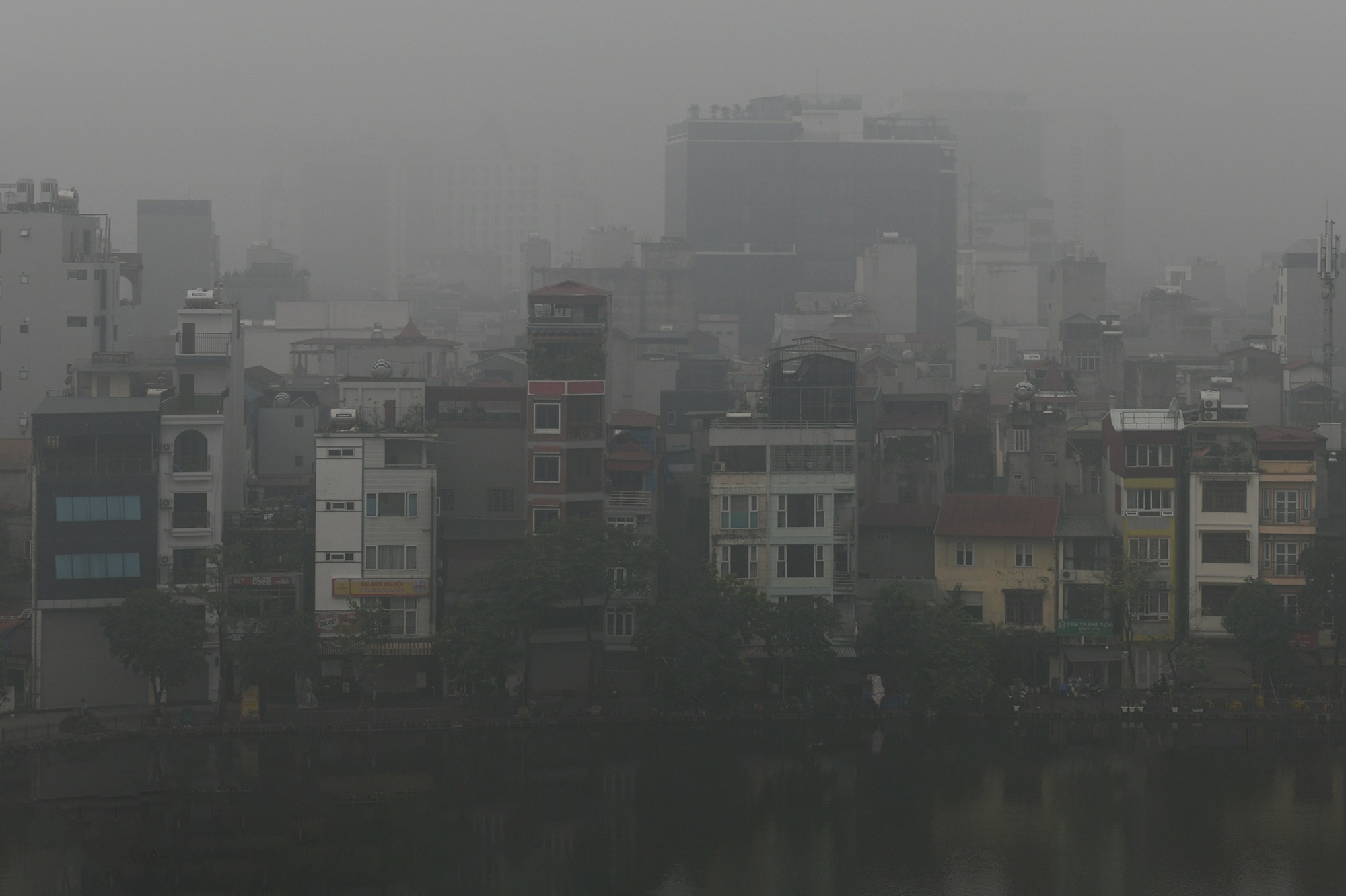 Cảnh báo Hà Nội ô nhiễm không khí, nhiều tòa nhà biến mất trong sương mù - Ảnh 3.