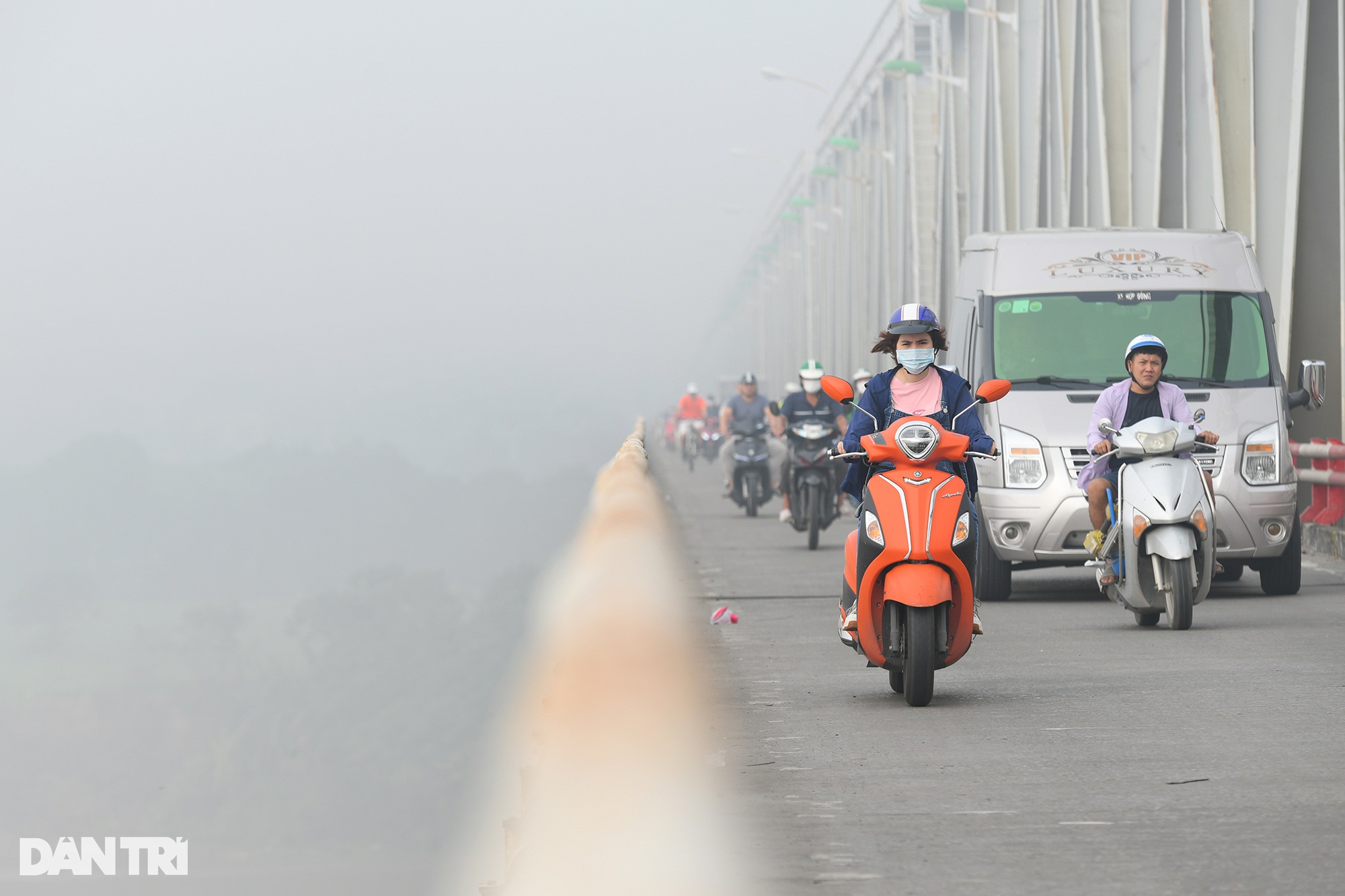 Cảnh báo Hà Nội ô nhiễm không khí, nhiều tòa nhà biến mất trong sương mù - Ảnh 4.
