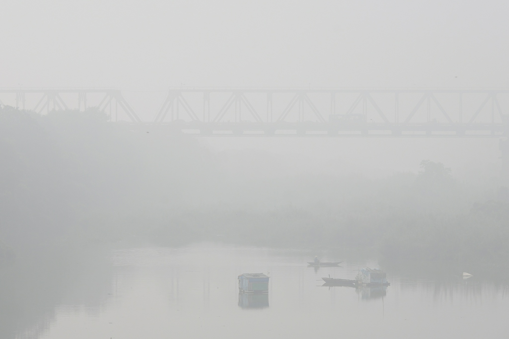 Cảnh báo Hà Nội ô nhiễm không khí, nhiều tòa nhà biến mất trong sương mù - Ảnh 5.