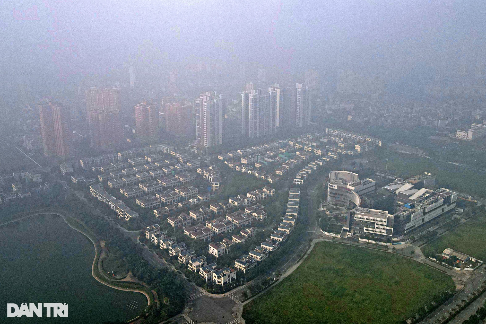 Cảnh báo Hà Nội ô nhiễm không khí, nhiều tòa nhà biến mất trong sương mù - Ảnh 10.