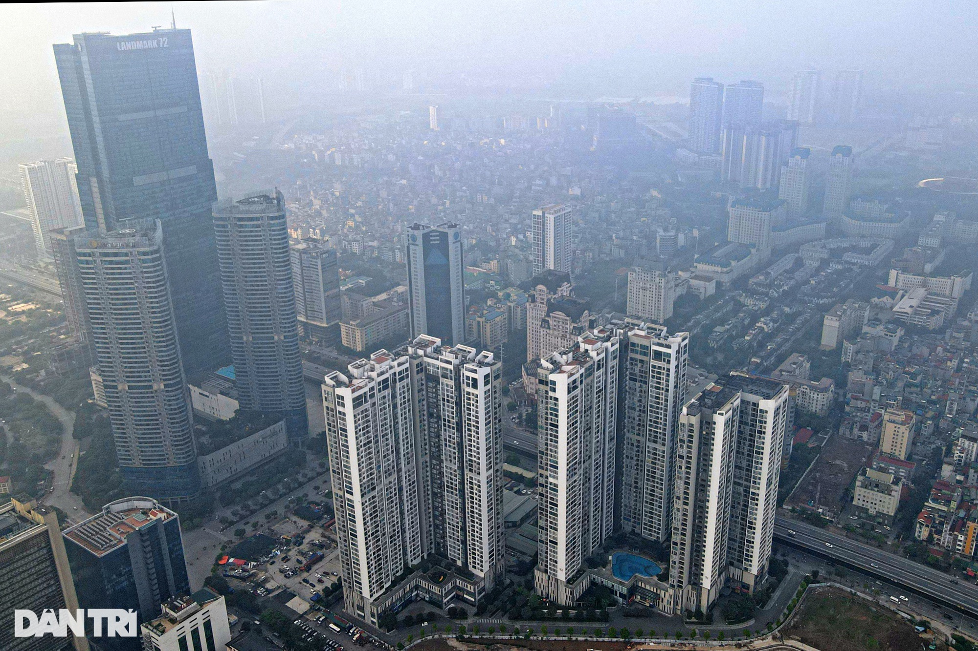 Cảnh báo Hà Nội ô nhiễm không khí, nhiều tòa nhà biến mất trong sương mù - Ảnh 11.