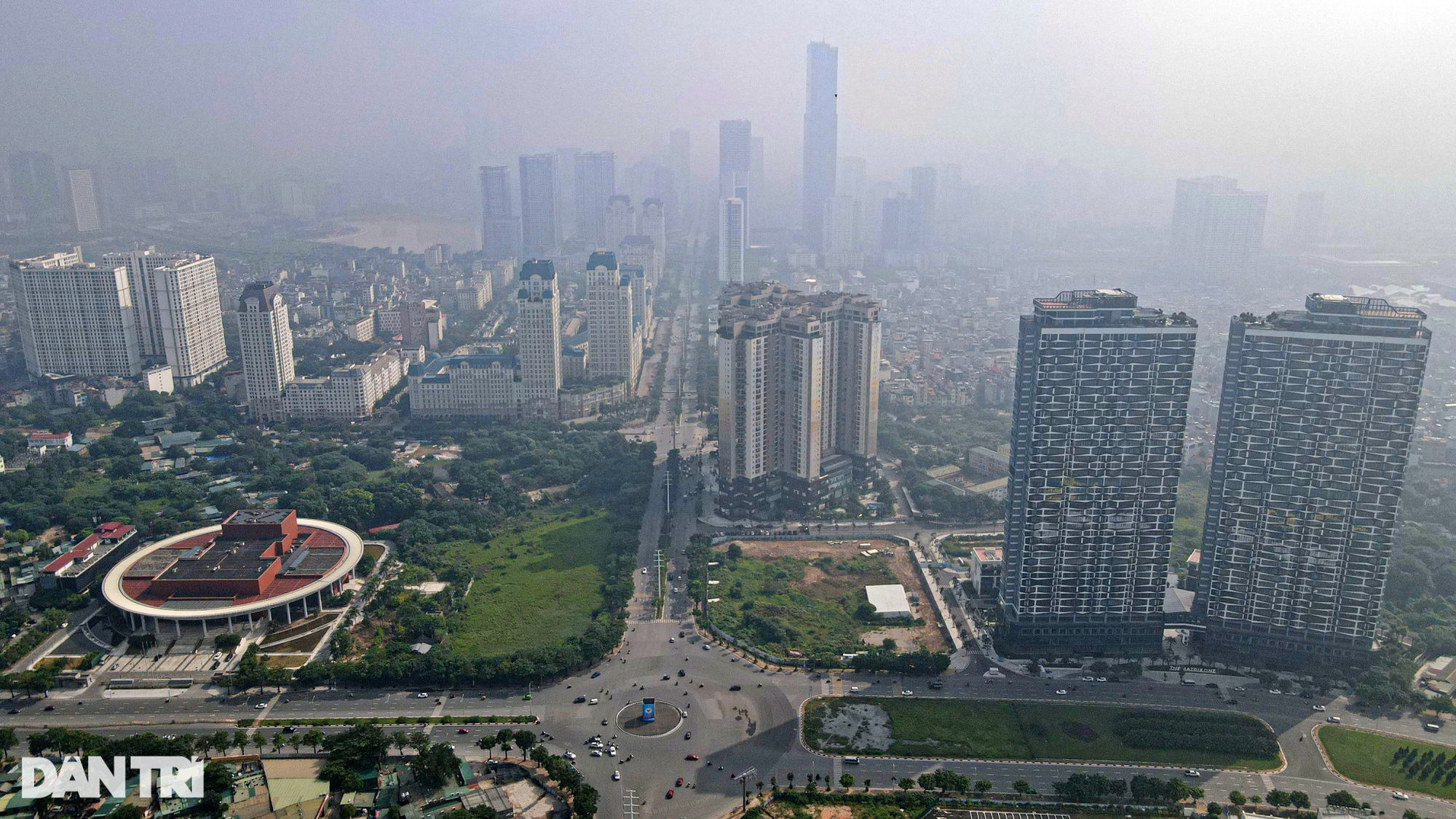 Cảnh báo Hà Nội ô nhiễm không khí, nhiều tòa nhà biến mất trong sương mù - Ảnh 12.