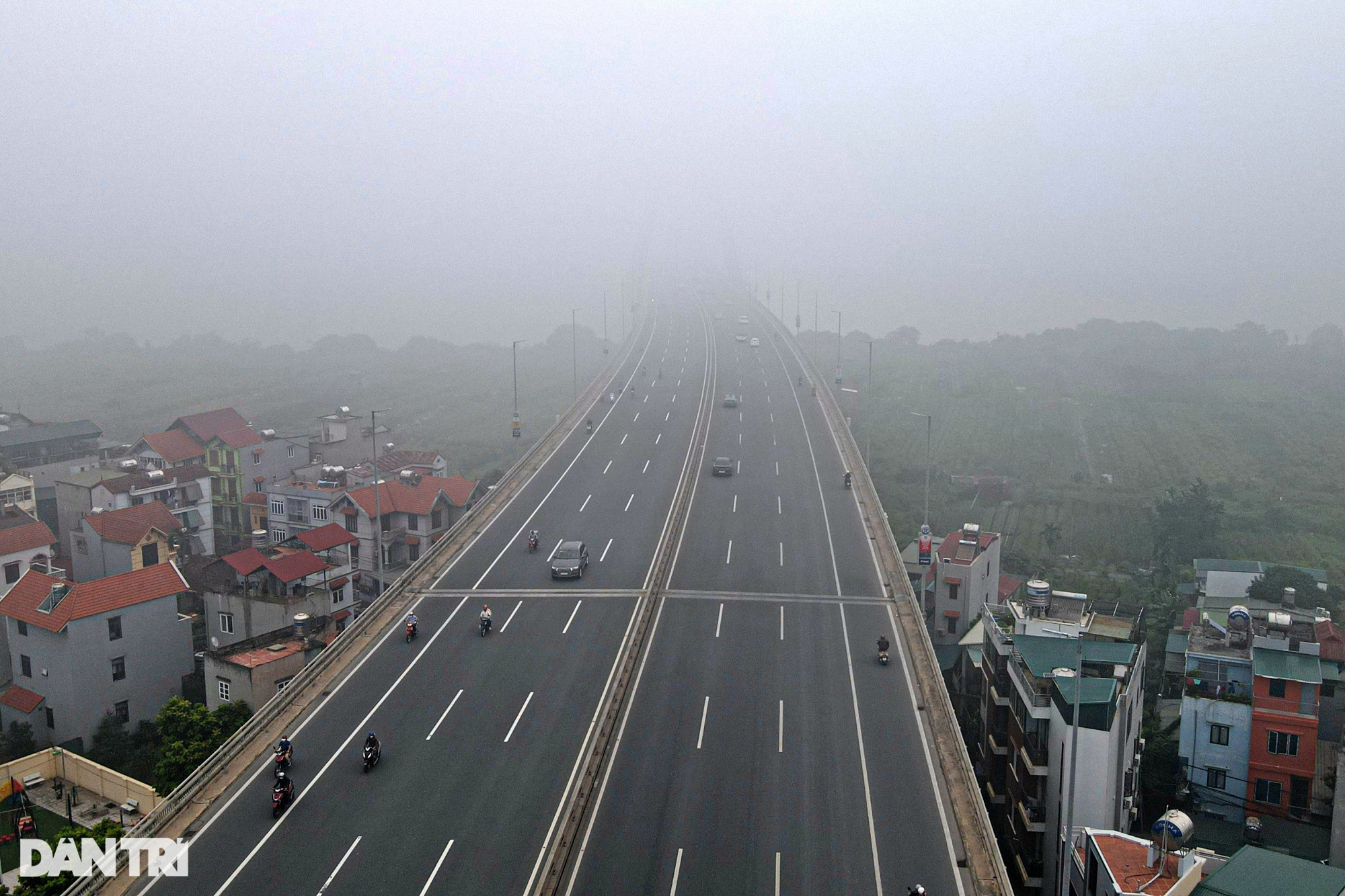 Cảnh báo Hà Nội ô nhiễm không khí, nhiều tòa nhà biến mất trong sương mù - Ảnh 7.