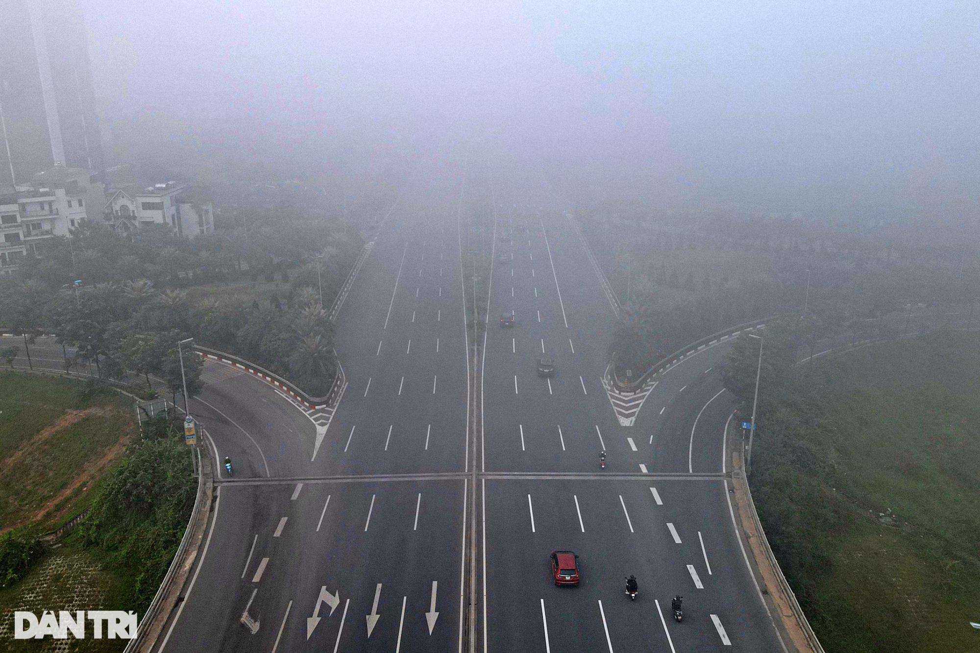 Cảnh báo Hà Nội ô nhiễm không khí, nhiều tòa nhà biến mất trong sương mù - Ảnh 9.