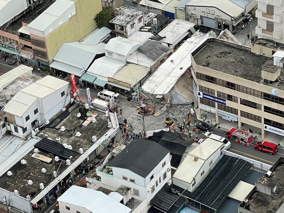 Nhà sập, tàu trật bánh trong trận động đất dữ dội ở Đài Loan - Ảnh 2.