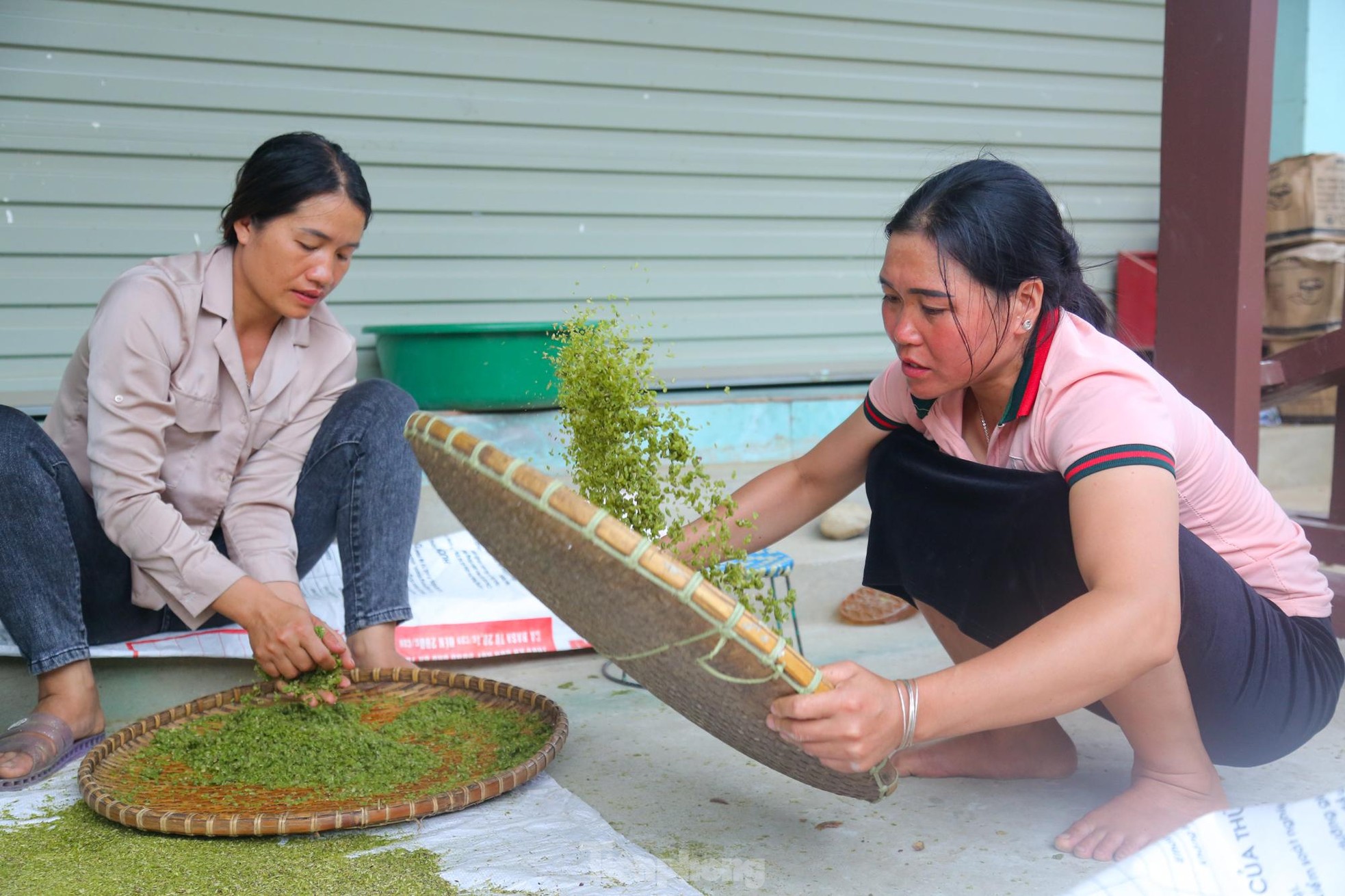 Xem cách làm cốm Tú Lệ của đồng bào Thái - Ảnh 4.