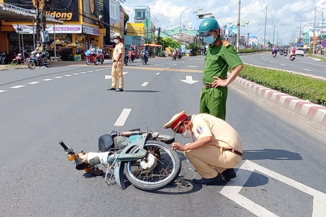 CSGT lái môtô 6 km đuổi theo xe ben gây tai nạn - Ảnh 1.