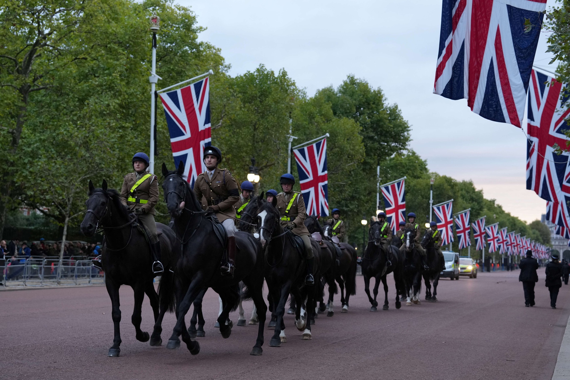 Ngày cuộc sống tạm dừng ở London - Ảnh 2.