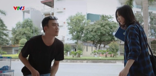 Những vai diễn lạ nhất màn ảnh Việt: Đang &quot;hóng chuyện&quot; được mời đóng phim - Ảnh 4.