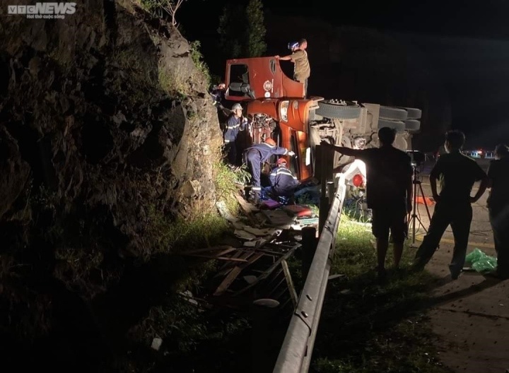 Xe đầu k&eacute;o đ&acirc;m v&agrave;o v&aacute;ch đ&aacute;, t&agrave;i xế tử vong - Ảnh 1.