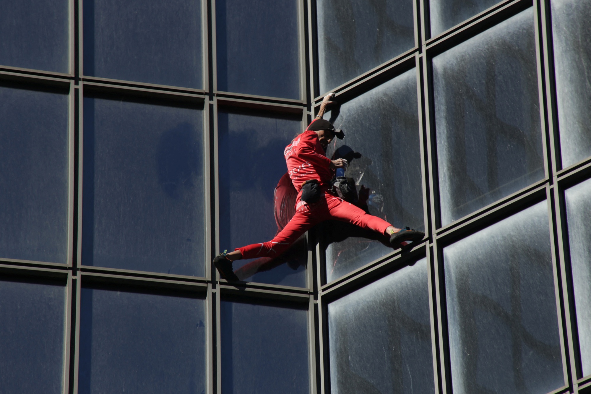 'Người nhện' nước Pháp chinh phục tòa nhà chọc trời ở tuổi 60 - Ảnh 1.