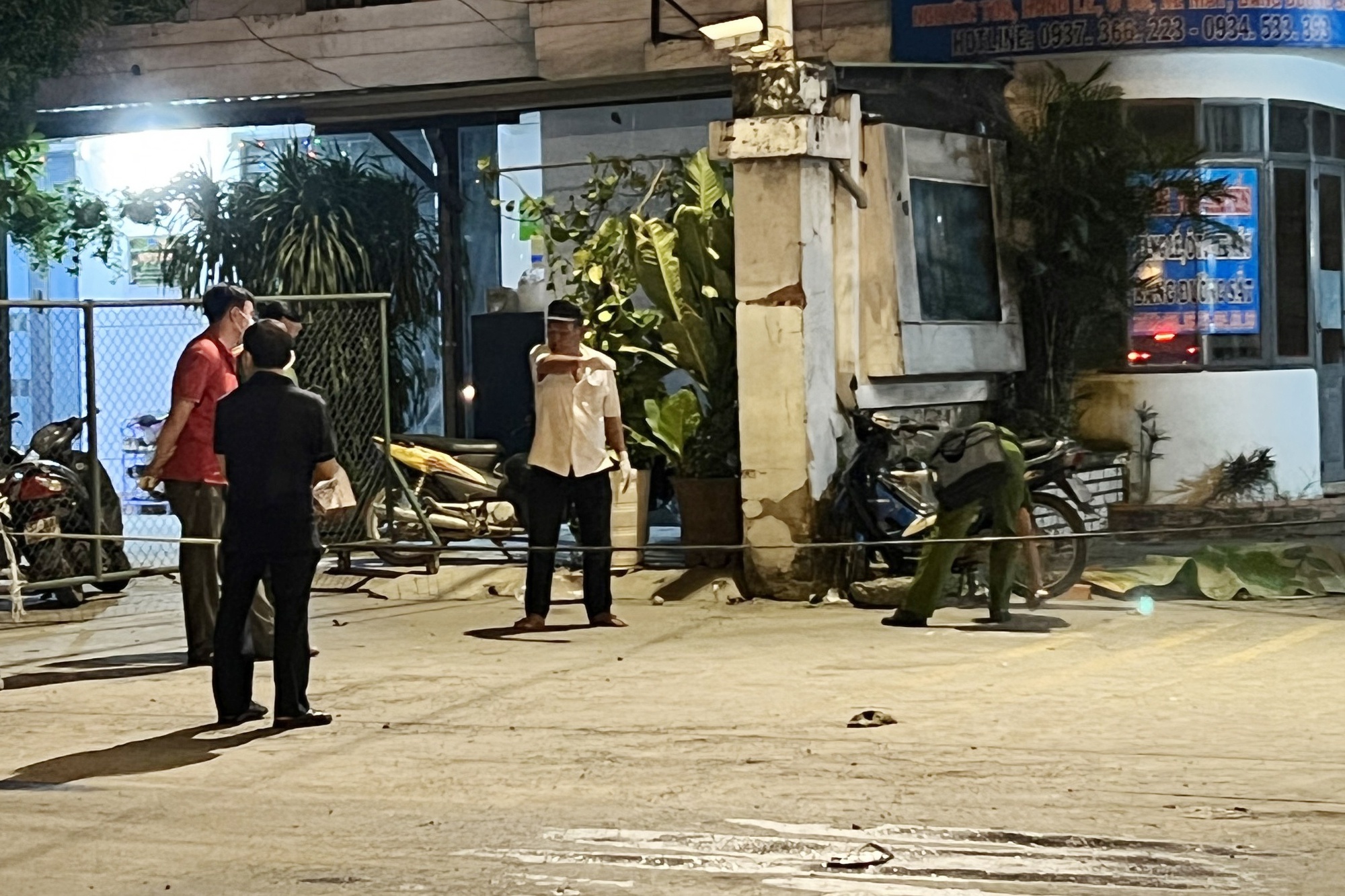 Người đ&agrave;n &ocirc;ng tử vong trước cổng ga S&oacute;ng Thần - Ảnh 1.