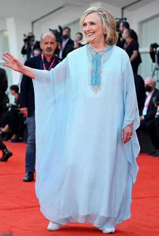 Bà Hillary Clinton đi thảm đỏ Liên hoan phim Venice 2022 - Ảnh 1. Bà Hillary Clinton đi thảm đỏ Liên hoan phim Venice 2022 - Ảnh 1.