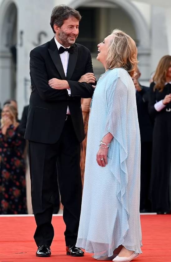Bà Hillary Clinton đi thảm đỏ Liên hoan phim Venice 2022 - Ảnh 2. Bà Hillary Clinton đi thảm đỏ Liên hoan phim Venice 2022 - Ảnh 2.