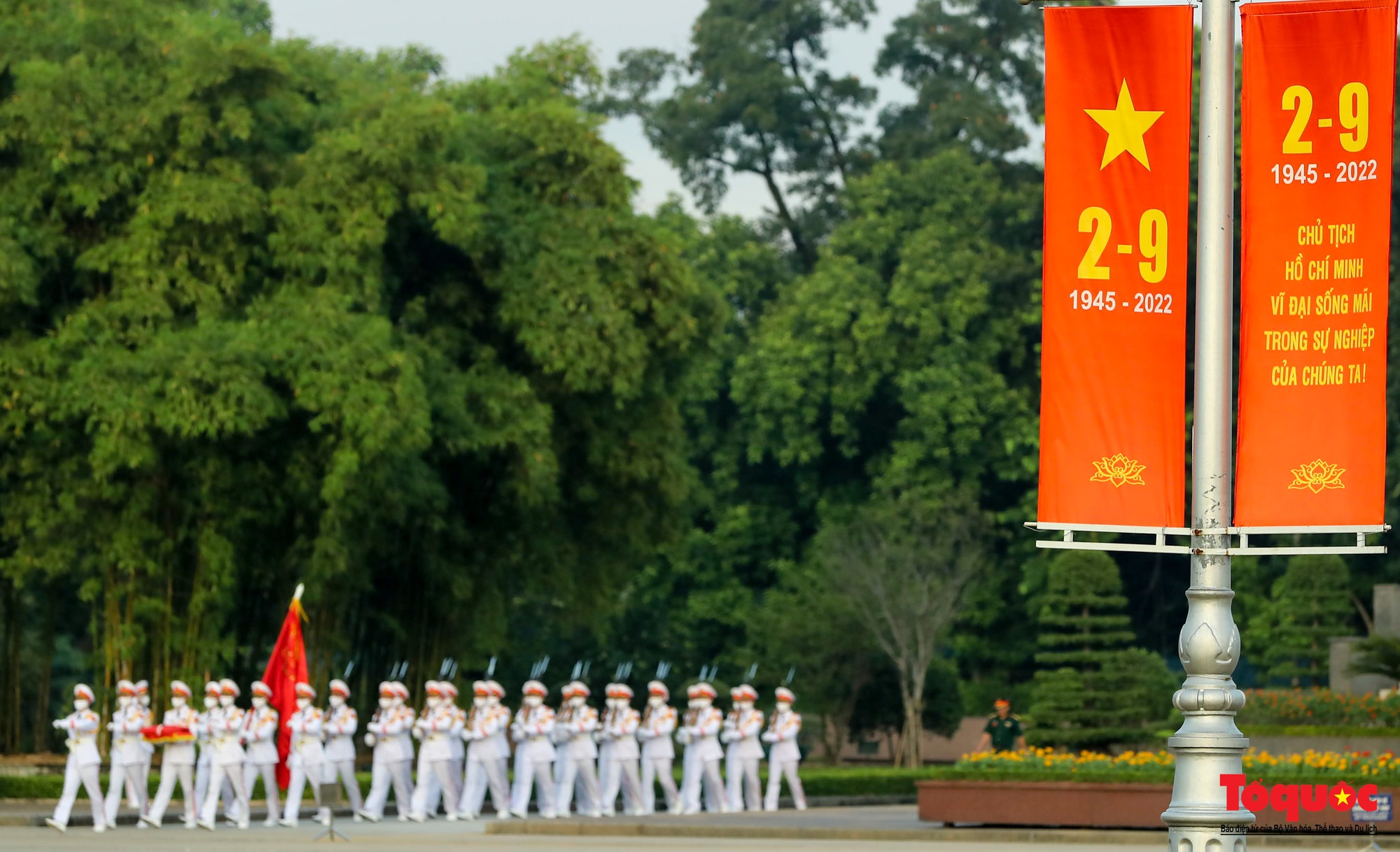 Thiêng liêng nghi Lễ thượng cờ tại Quảng Trường Ba Đình những ngày tháng 9 lịch sử - Ảnh 3.