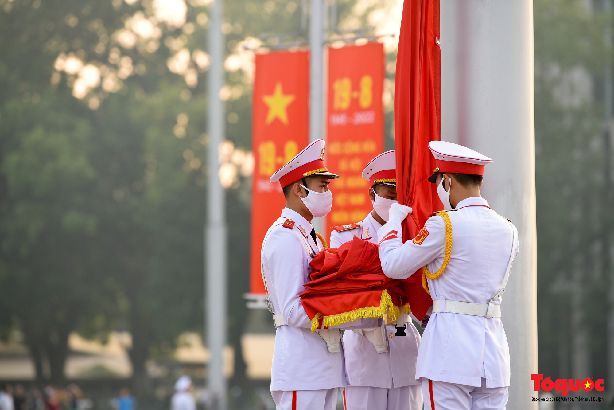 Thiêng liêng nghi Lễ thượng cờ tại Quảng Trường Ba Đình những ngày tháng 9 lịch sử - Ảnh 9.