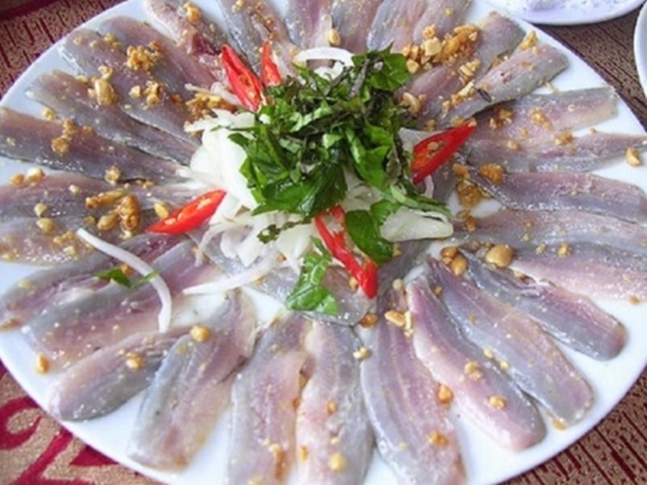 Hấp dẫn món gỏi ‘cá mập sữa’: Đặc sản hiếm ở Quảng Bình ngày hè - Ảnh 3.