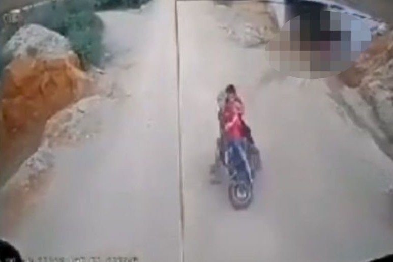 Hai học sinh tử nạn dưới bánh xe tải - Ảnh 1. Hai học sinh tử nạn dưới bánh xe tải - Ảnh 1.