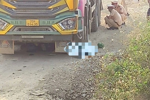 Hai học sinh tử nạn dưới bánh xe tải - Ảnh 2. Hai học sinh tử nạn dưới bánh xe tải - Ảnh 2.