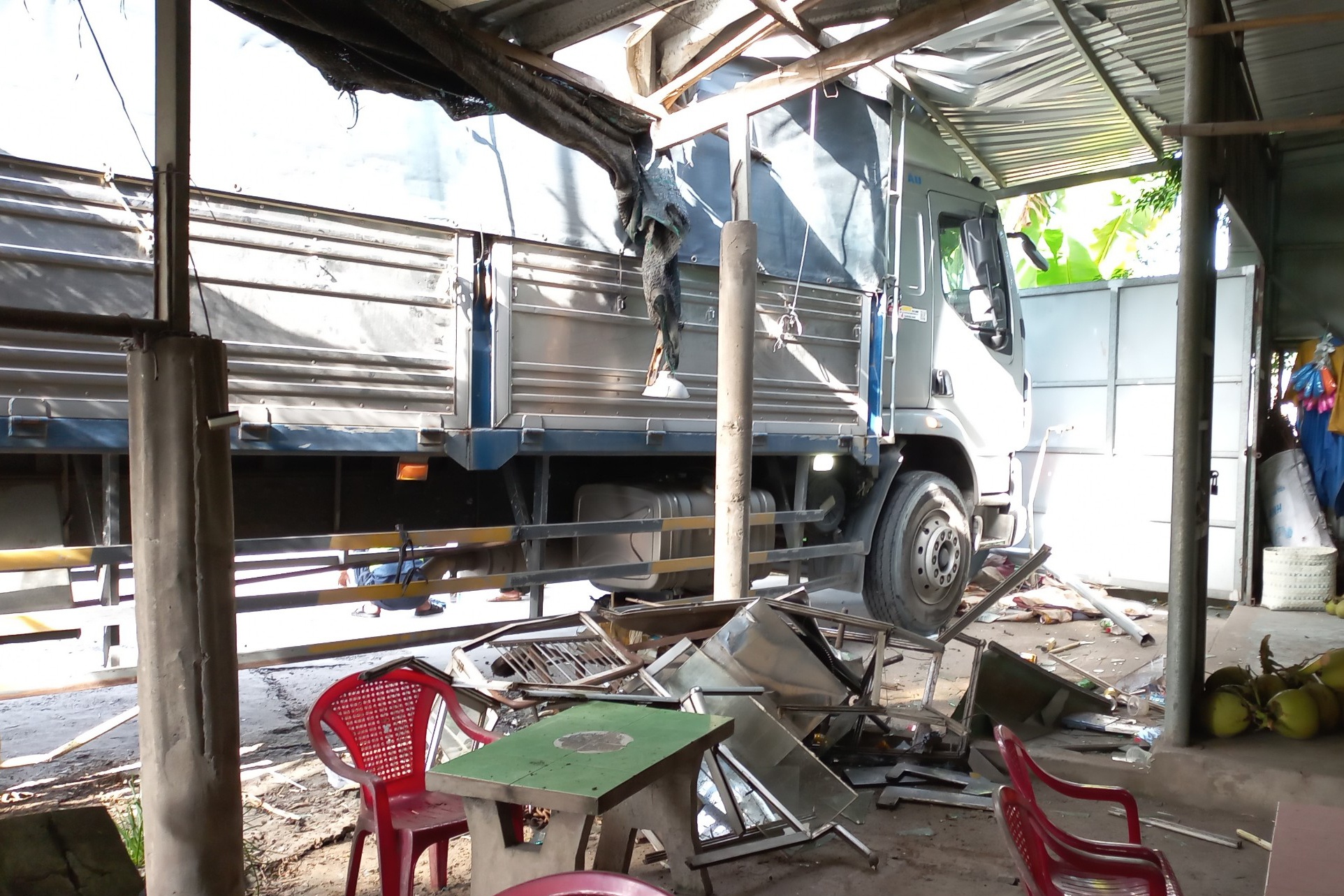 Xe tải t&ocirc;ng sập m&aacute;i hi&ecirc;n nh&agrave; d&acirc;n, cụ b&agrave; 70 tuổi tho&aacute;t chết - Ảnh 2.