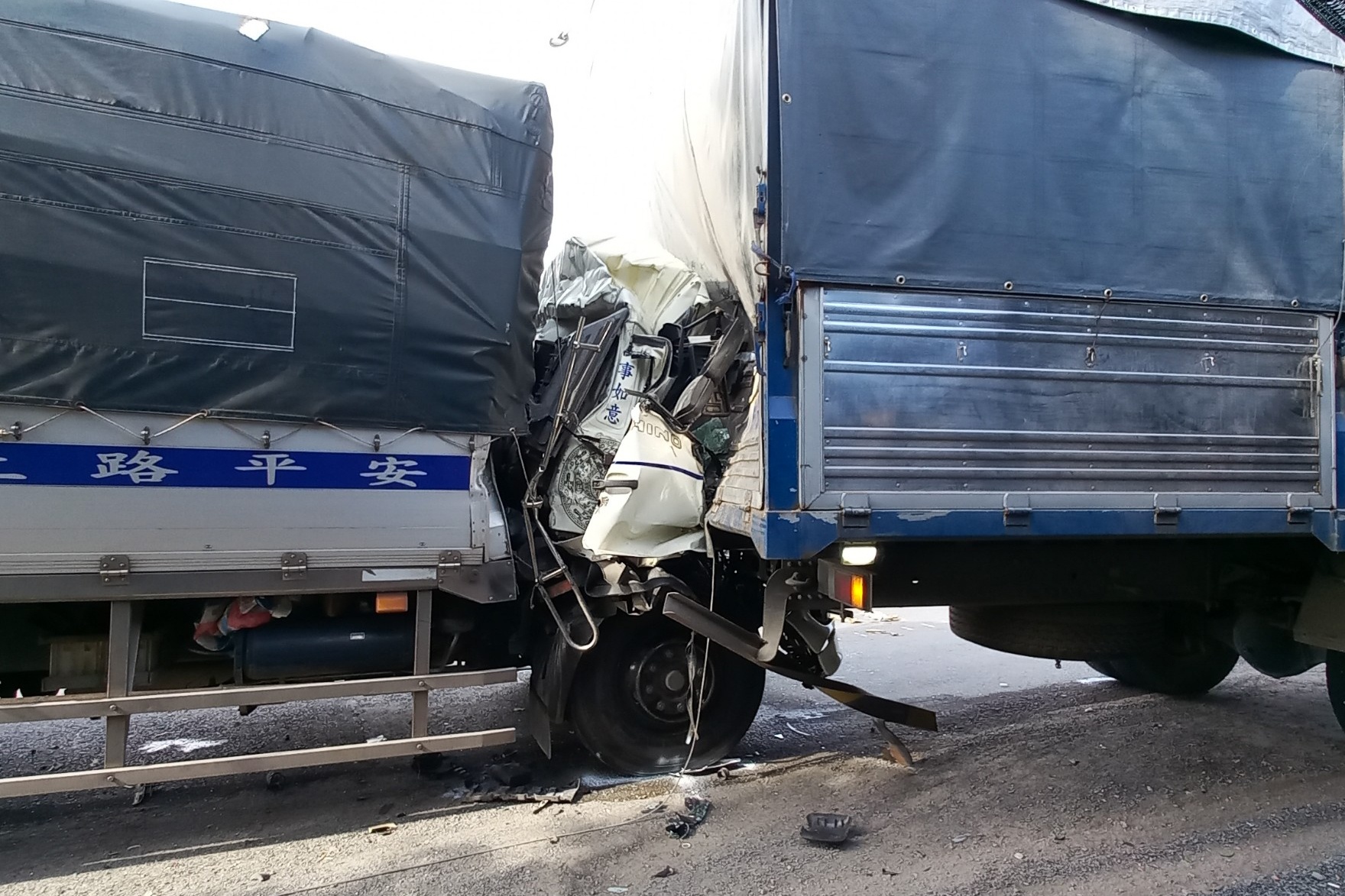 Xe tải t&ocirc;ng sập m&aacute;i hi&ecirc;n nh&agrave; d&acirc;n, cụ b&agrave; 70 tuổi tho&aacute;t chết - Ảnh 1.