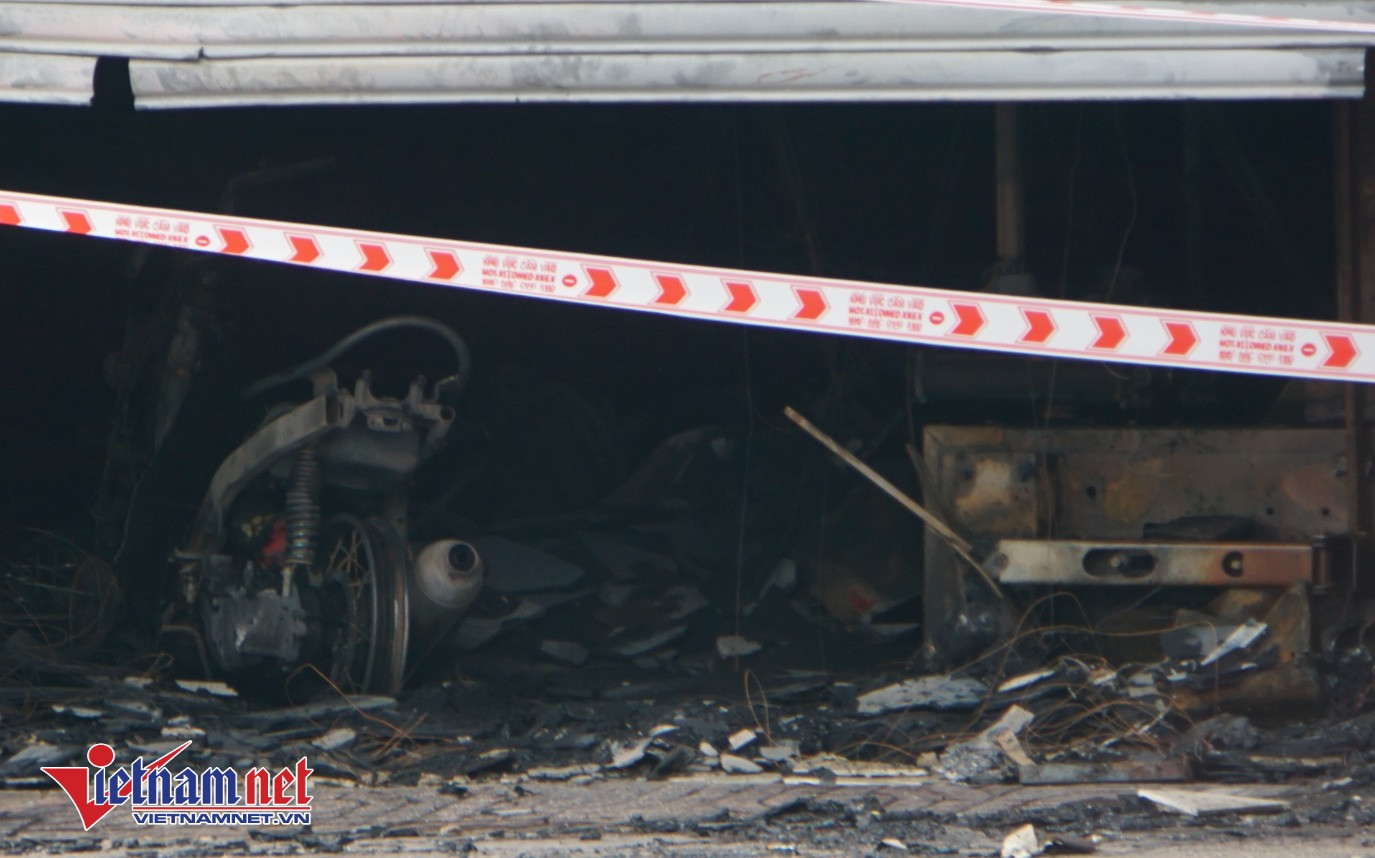 Cháy tiệm sửa xe ở TP.HCM, 6 người thoát nạn - Ảnh 3.