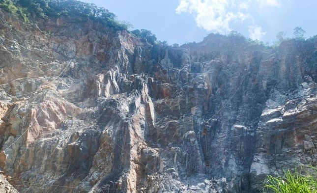 Rơi từ v&aacute;ch n&uacute;i cao 60 m&eacute;t, một c&ocirc;ng nh&acirc;n tử vong - Ảnh 1.