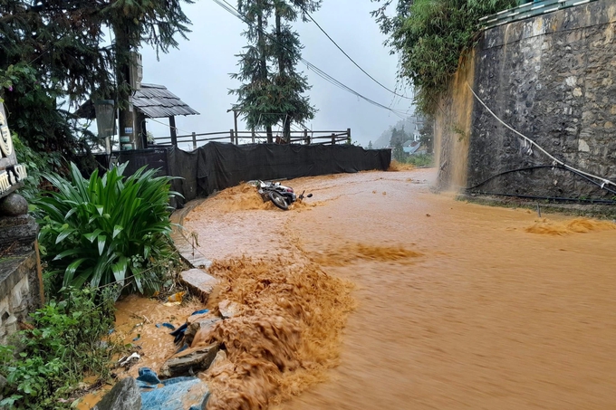 Hình ảnh Sapa ngập nặng, nước chảy như thác sau trận mưa lớn khiến nhiều xót xa - Ảnh 2.