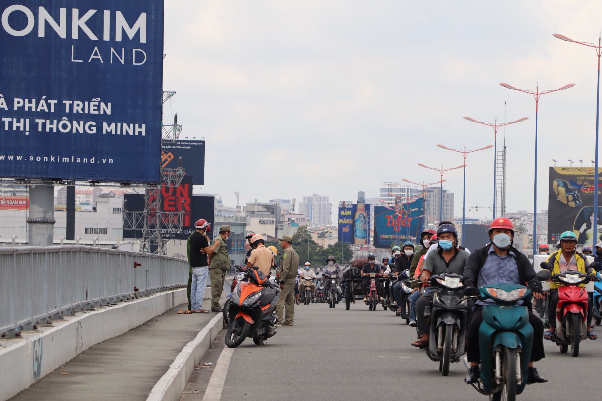 Diễn biến bất ngờ vụ nhảy cầu S&agrave;i G&ograve;n - Ảnh 1.