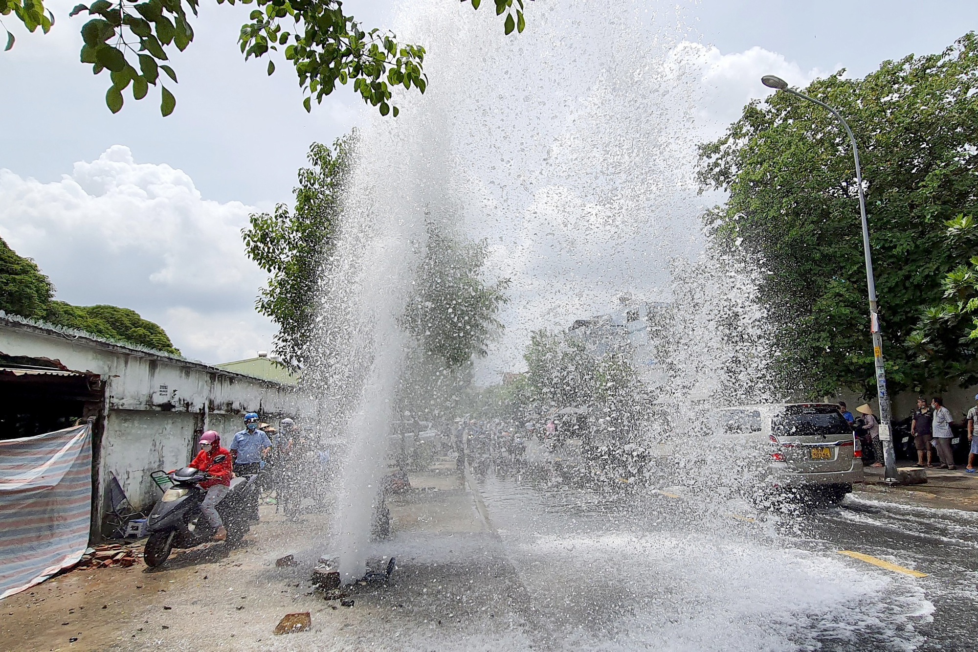 &Ocirc; t&ocirc; chạy l&ugrave;i t&ocirc;ng g&atilde;y trụ nước, thủng tường c&ocirc;ng ty - Ảnh 2.