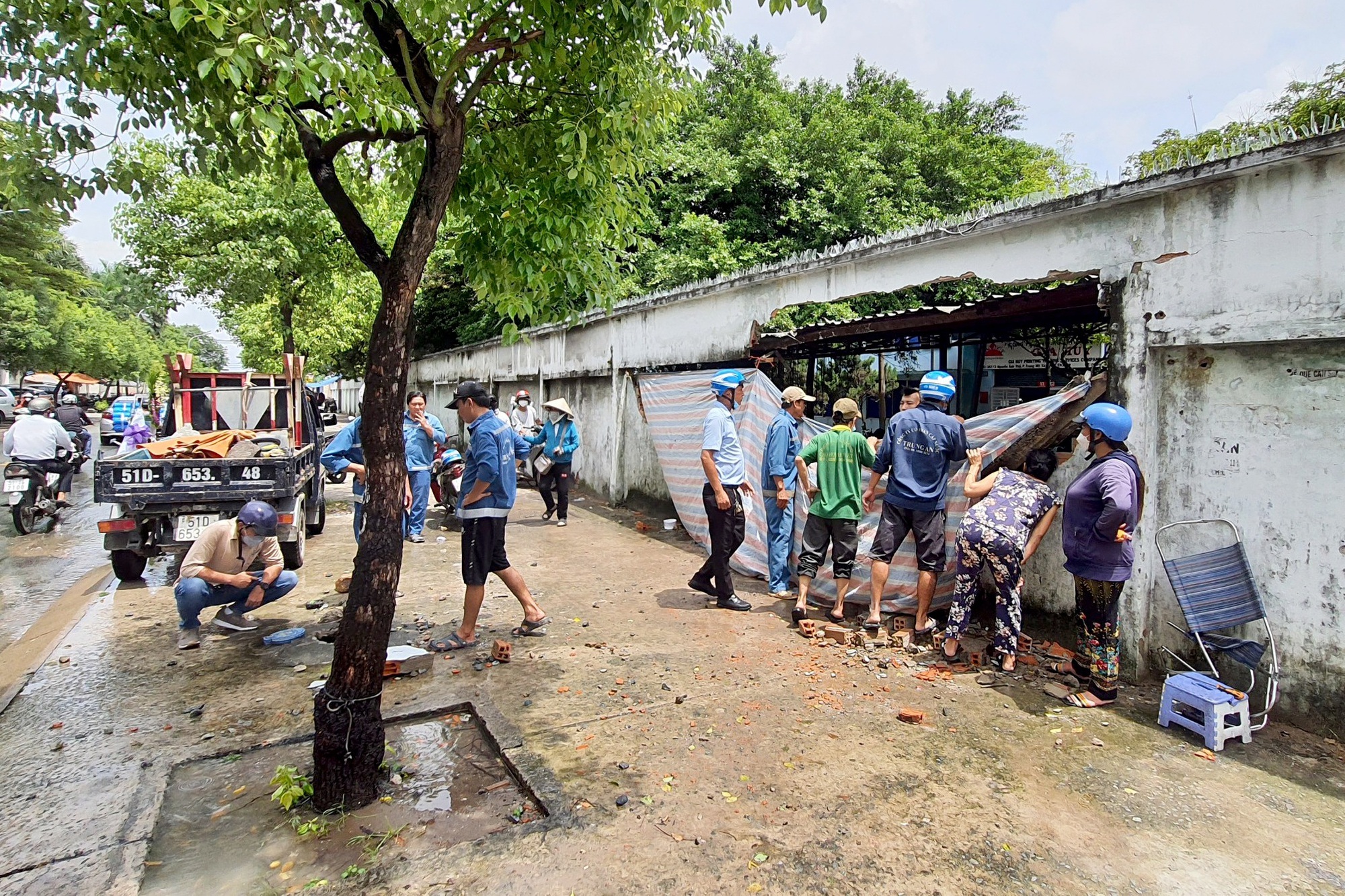 &Ocirc; t&ocirc; chạy l&ugrave;i t&ocirc;ng g&atilde;y trụ nước, thủng tường c&ocirc;ng ty - Ảnh 3.