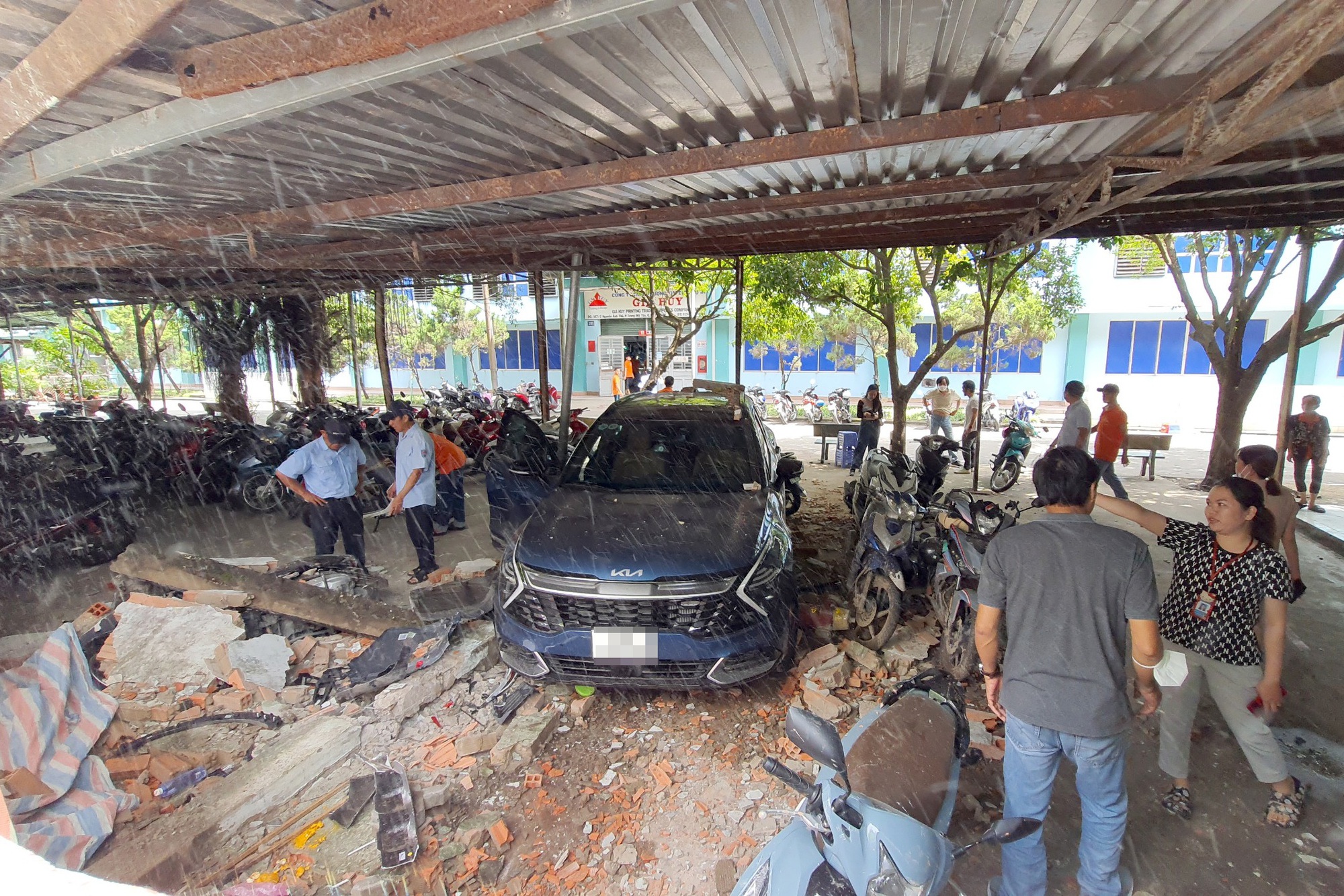 &Ocirc; t&ocirc; chạy l&ugrave;i t&ocirc;ng g&atilde;y trụ nước, thủng tường c&ocirc;ng ty - Ảnh 1.