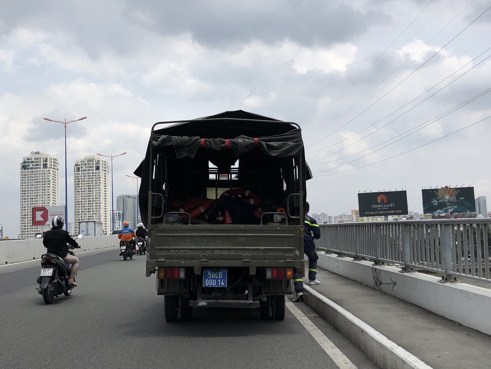 Diễn biến bất ngờ vụ nhảy cầu S&agrave;i G&ograve;n - Ảnh 3.