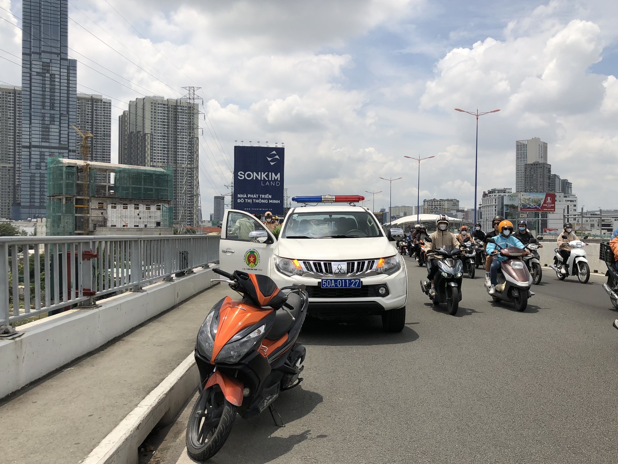 Diễn biến bất ngờ vụ nhảy cầu S&agrave;i G&ograve;n - Ảnh 4.