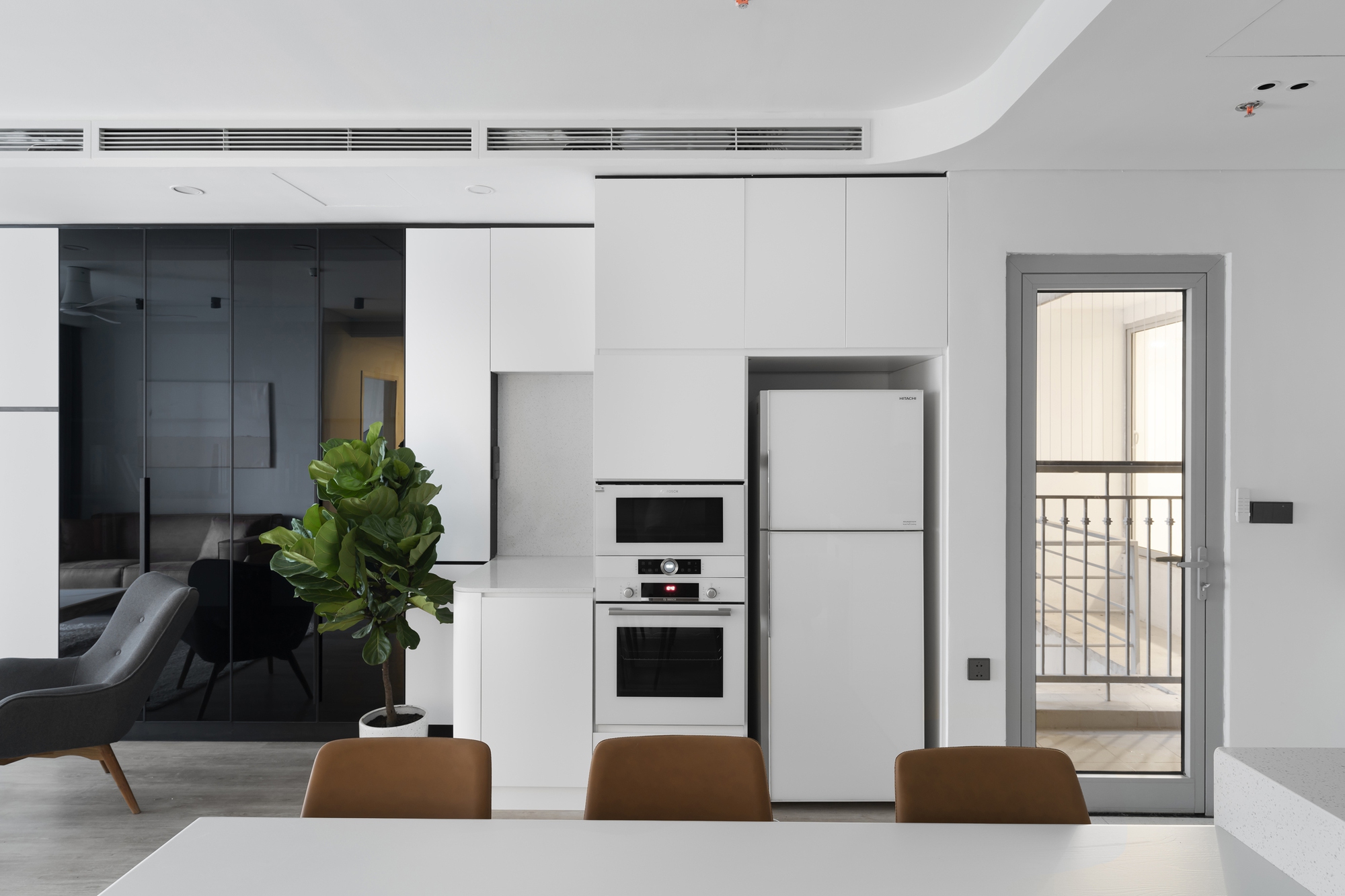 Căn hộ 110m² nhiều đồ đạc nhưng được “cất giấu” tinh tế bằng phong cách thiết kế tối giản - Ảnh 3. Căn hộ 110m² nhiều đồ đạc nhưng được “cất giấu” tinh tế bằng phong cách thiết kế tối giản - Ảnh 3.